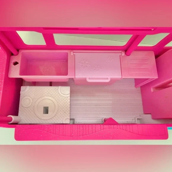 Shopkins Glitzi Ice Cream Truck playset from Moose Toys - Picture 4 of 11